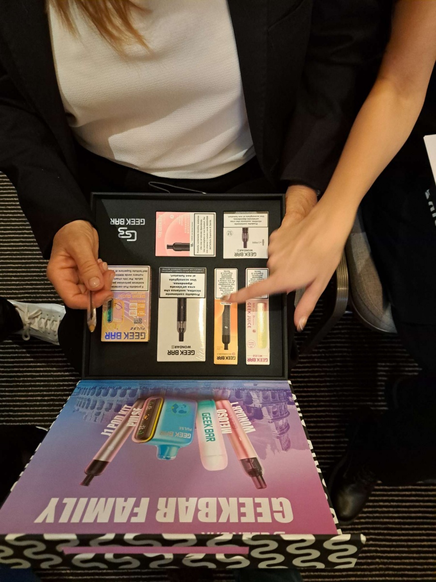 Geek Bar: Conquista del Mercato con Strategia Multifase e Promoter d'Elite - 0