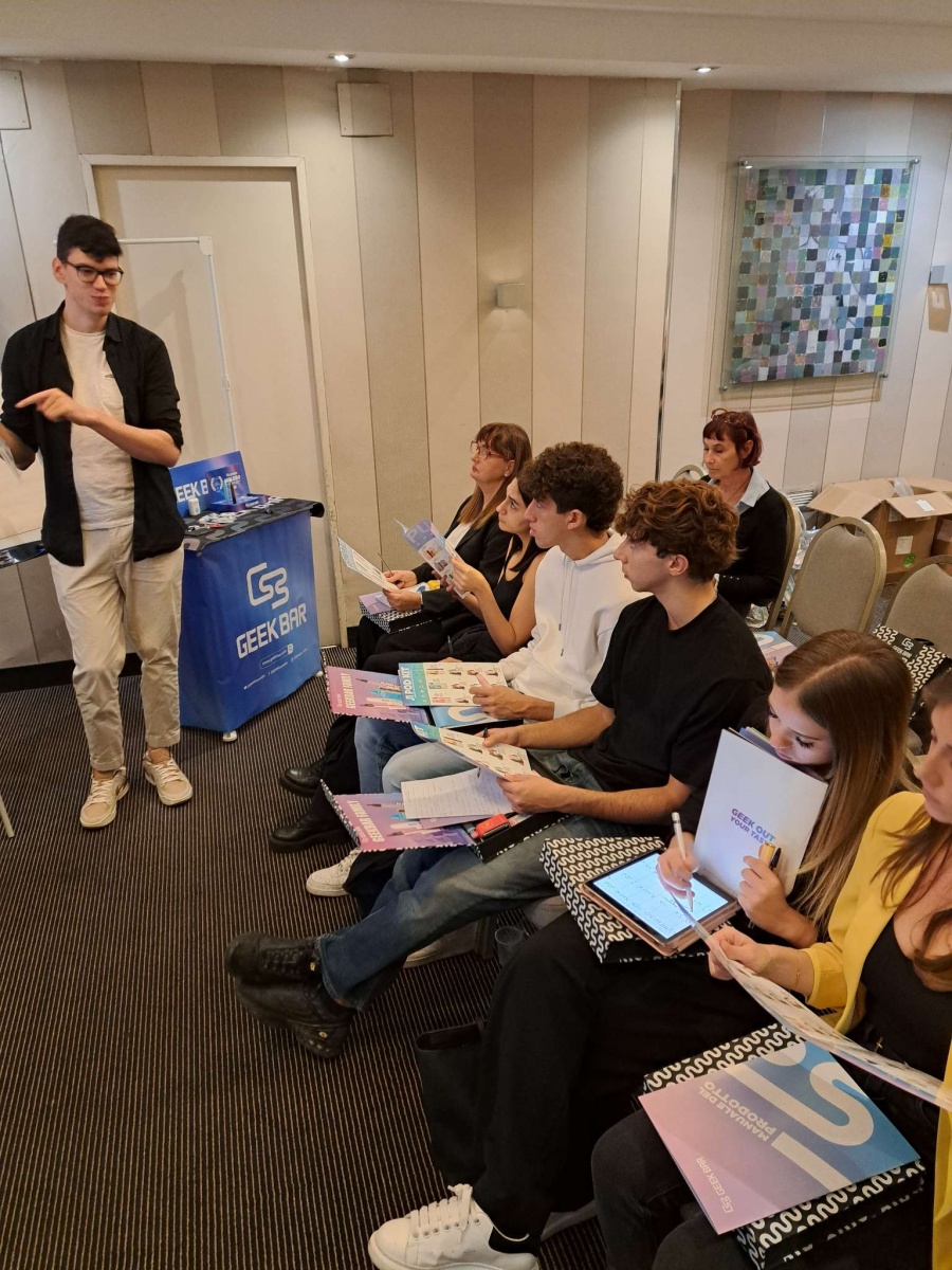 Geek Bar: Conquista del Mercato con Strategia Multifase e Promoter d'Elite - 7
