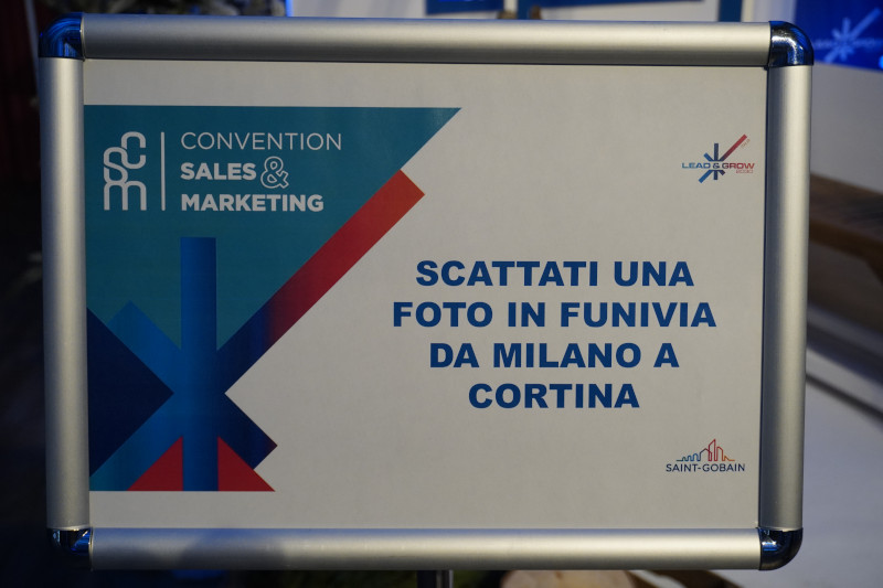 Kick-off aziendale Saint-Gobain 2026: allestimenti creativi a tema montagna a Milano - 17