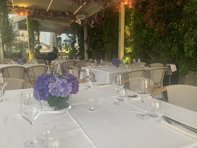 Atmosfera suggestiva durante la festa di Intermonte per celebrare un'operazione di successo - 0