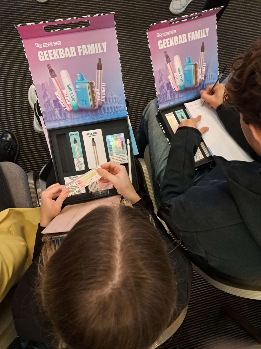 Geek Bar: Conquista del Mercato con Strategia Multifase e Promoter d'Elite - 4