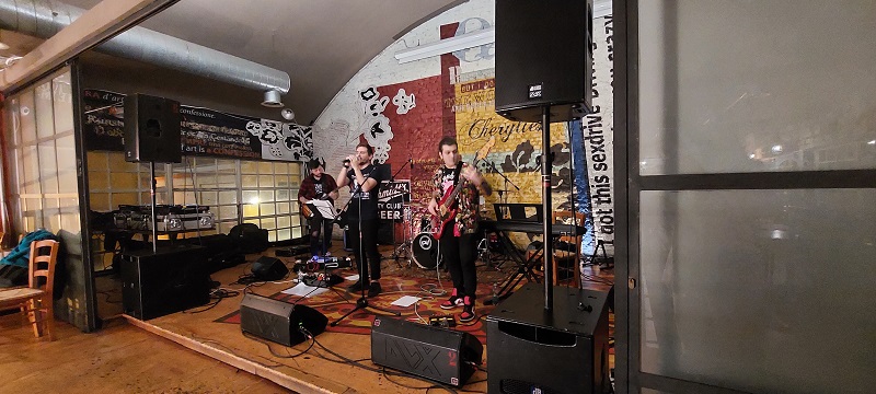 Una festa con musica dal vivo - 10