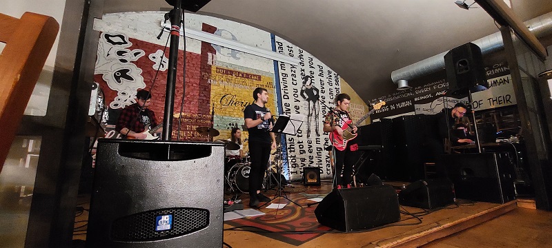 Una festa con musica dal vivo - 2