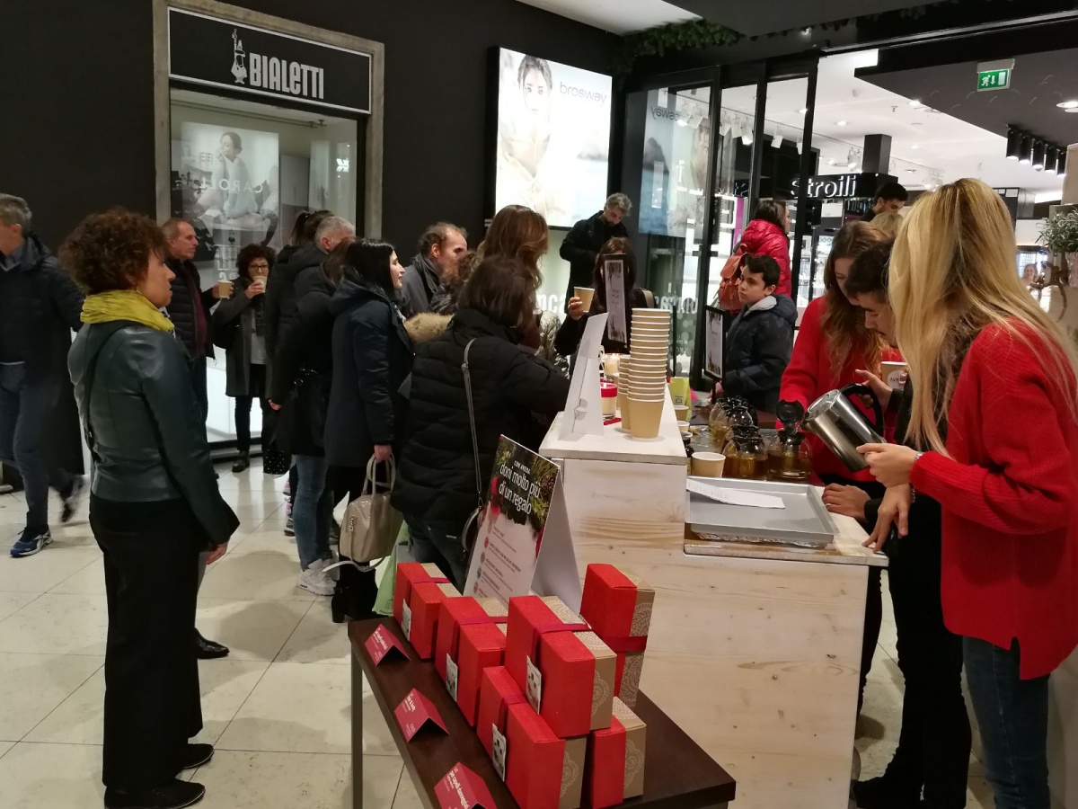 Stand per Aveda nel punto vendita all'interno del Coin di Genova. - 2