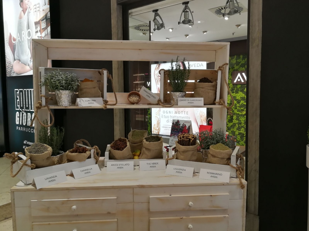 Stand per Aveda nel punto vendita all'interno del Coin di Genova. - 4