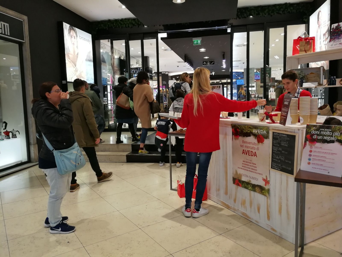 Stand per Aveda nel punto vendita all'interno del Coin di Genova. - 14