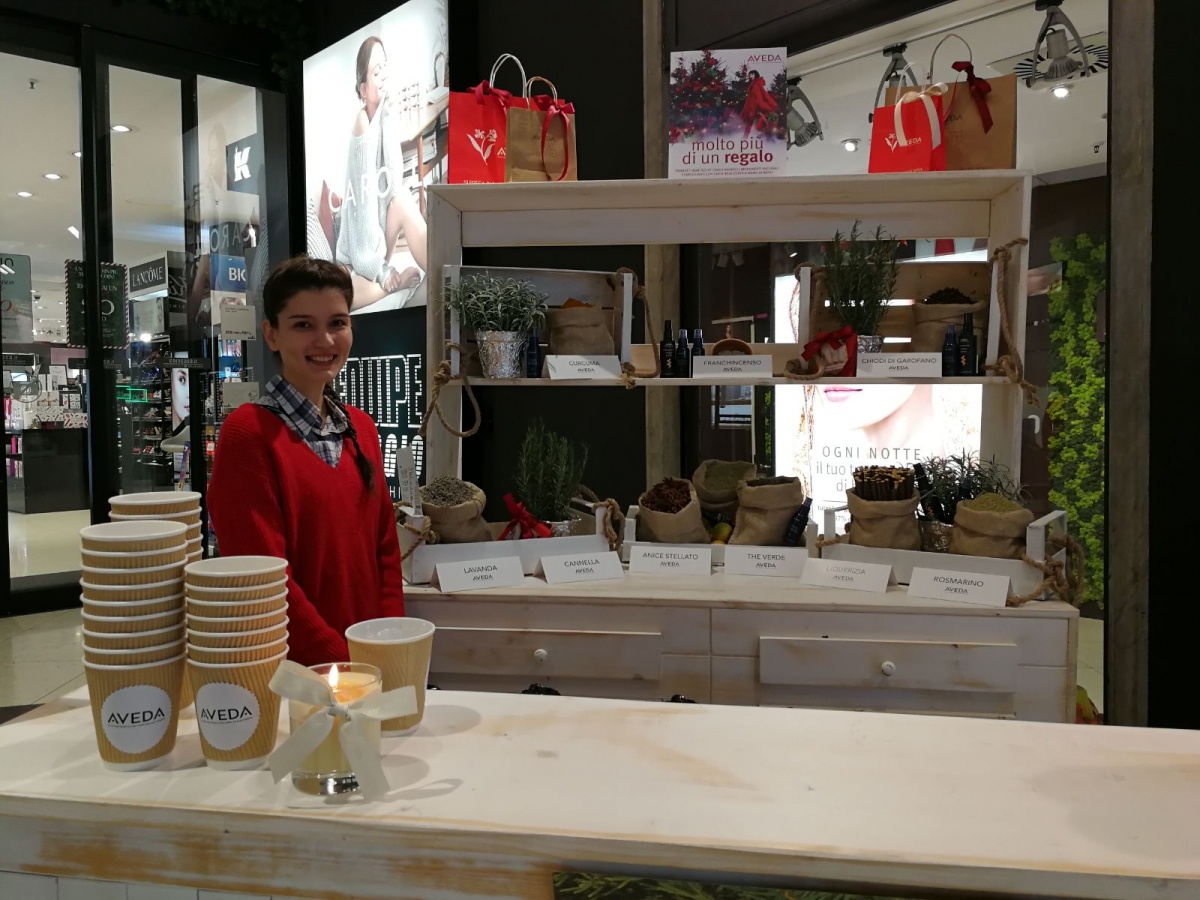 Stand per Aveda nel punto vendita all'interno del Coin di Genova. - 9