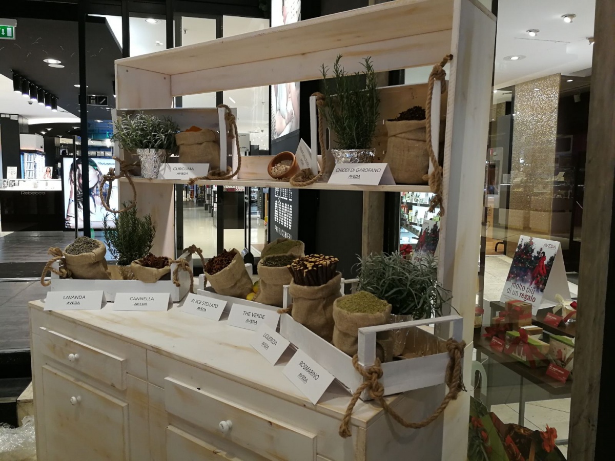 Stand per Aveda nel punto vendita all'interno del Coin di Genova. - 21