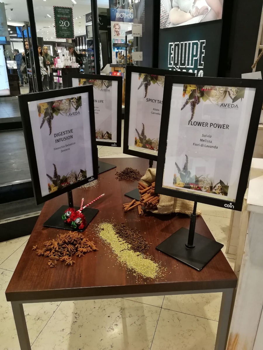 Stand per Aveda nel punto vendita all'interno del Coin di Genova. - 15