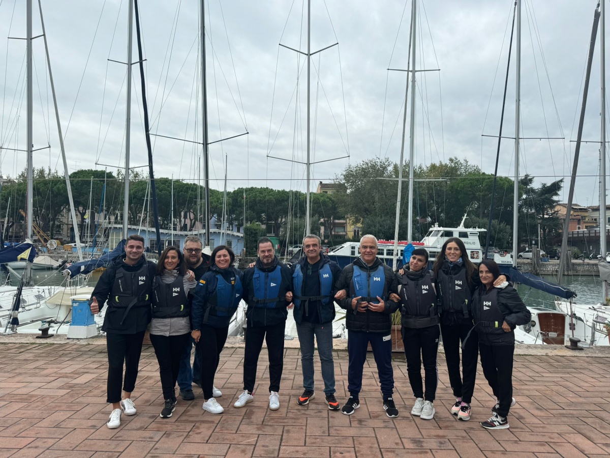 Team Building in Barca a Vela a Desenzano: Un’Esperienza Unica - 0