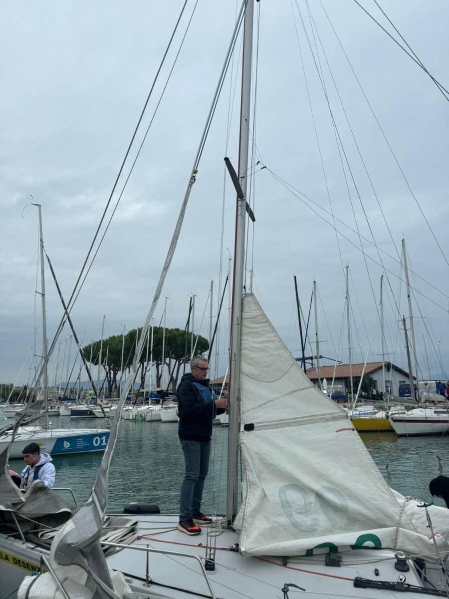 Team Building in Barca a Vela a Desenzano: Un’Esperienza Unica - 1