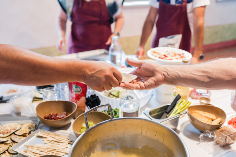 Esperienza di team cooking con ospiti speciali - 0