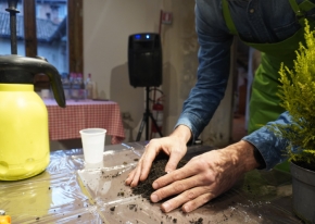 Evento aziendale sostenibile in una venue dedicata alla riqualificazione urbana con attività creativa e momento conviviale.