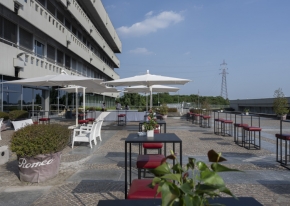 Celebrazione memorabile a Milano per il trentennale di Revi, con spettacoli, presentatrice e valorizzazione del brand