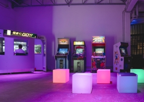 Sparkfabrik ha celebrato il suo decimo anniversario aziendale con un evento su due giorni. Location scouting strategico, allestimenti creativi a tema Arcade e organizzazione curata nei dettagli hanno reso memorabile questa ricorrenza.