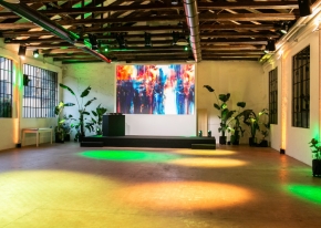 Festa di compleanno privata in una location industriale trasformata in uno spazio caldo ed esclusivo