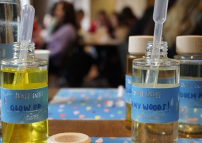 Team building creativo a Milano con laboratorio di fragranze e pranzo in cascina.