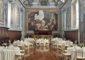 Una cena di gala a Milano per 70 ospiti in una location storica e prestigiosa, con allestimenti raffinati, catering di alto livello e intrattenimento musicale.