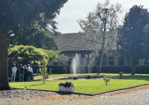 Smart Eventi ha organizzato un evento aziendale memorabile per Quattroruote Professional a Cascina Pietrasanta: quiz game personalizzato, pranzo gourmet e meeting strategico per 200 partecipanti immersi nella natura.