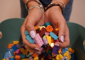 Smart Eventi ha organizzato un team building Lego Building per 75 membri dell'unità HR di Generali, trasformando i valori aziendali in opere creative attraverso nove squadre e un mercatino di mattoncini personalizzati.