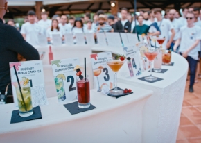 Resort di lusso in Sardegna con centro congressi, spiaggia privata e team building vista mare: l'incentive perfetto per 250 partecipanti tra eleganza, attività coinvolgenti e organizzazione impeccabile.