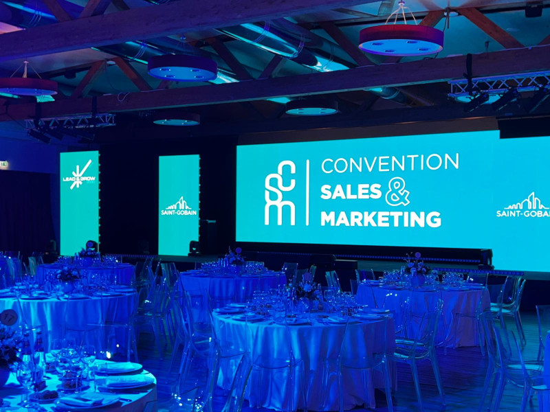 Kick-off aziendale Saint-Gobain 2026: allestimenti creativi a tema montagna a Milano - 11